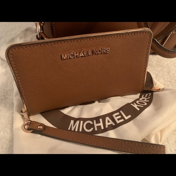 Michael Kors Hamilton Specchio, Rose Gold w/Matching Wristlet - Picture 5 of 12